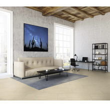 Modernes Wohnzimmer mit Sofa, Tisch, Regal und Arbeitsplatz unter einer Holzdecke