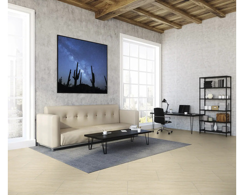 Modernes Wohnzimmer mit Sofa, Tisch, Regal und Arbeitsplatz unter einer Holzdecke