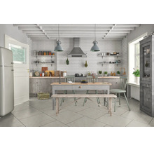 Helle Küche mit Esstisch, Stühlen, Kühlschrank und Regalen.