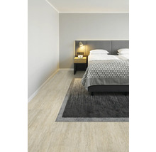 Schlafzimmer mit Doppelbett, Nachttischlampe und Teppich