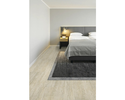 Schlafzimmer mit Doppelbett, Nachttischlampe und Teppich