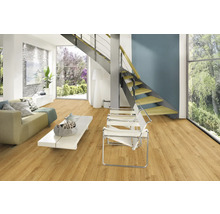 Heller Wohnraum mit Laminatboden, Sofa, Sesseln, Tisch und Treppe