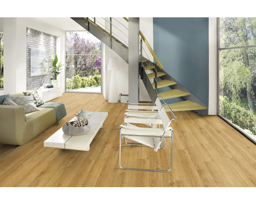 Heller Wohnraum mit Laminatboden, Sofa, Sesseln, Tisch und Treppe