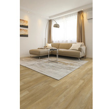 Wohnzimmer mit Sofa, Teppich und Beistelltisch