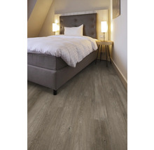 Schlafzimmer mit Bett, Nachttisch und Bodenbelag in Holzoptik