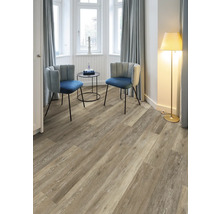 Heller Wohnraum mit Holzboden, Stühlen und Fenstern