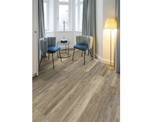 Heller Wohnraum mit Holzboden, Stühlen und Fenstern