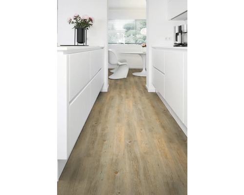Heller Küchenraum mit Holzboden, weißen Schränken und Esstisch