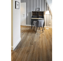 Bürobereich mit Holzboden, Schreibtisch und Stuhl