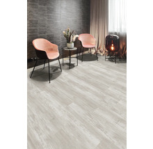 Heller Raum mit Bodenbelag in Holzoptik, zwei Stühlen, einem Tisch und einer Stehlampe