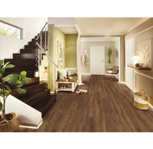 Helle Diele mit Treppe, Sitzbank und Holzboden