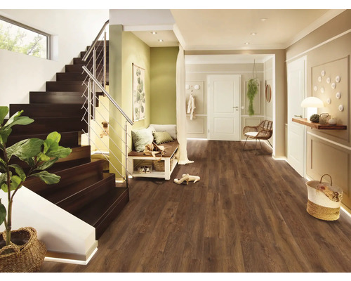 Helle Diele mit Treppe, Sitzbank und Holzboden