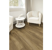 Heller Wohnraum mit Holzboden, Sessel und Beistelltisch