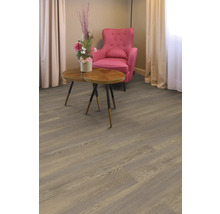 Innenraum mit Holzboden, Beistelltischen und Sessel