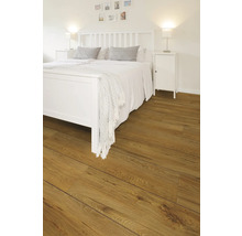 Schlafzimmer mit Holzboden und weißem Bett