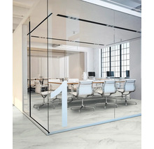Konferenzraum mit Glastrennwänden, Tisch und Bürostühlen