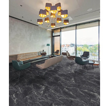 Geräumiger Raum mit Sofa, Stühlen und großem Kronleuchter