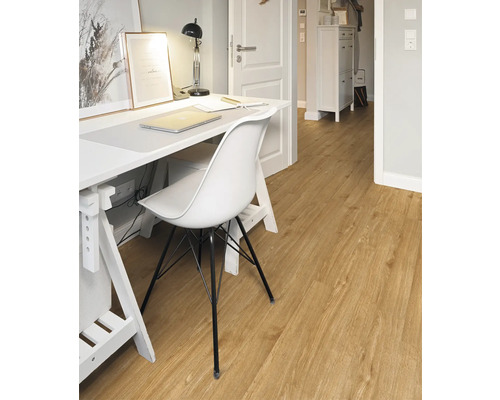Arbeitszimmer mit Schreibtisch, Stuhl und hellem Holzboden.