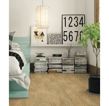 Schlafzimmer mit Bett, Bücherstapeln, Dekorationen und Zimmerpflanze