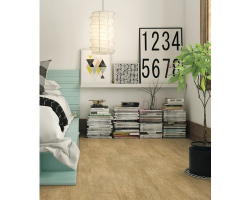 Schlafzimmer mit Bett, Bücherstapeln, Dekorationen und Zimmerpflanze