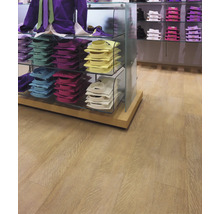 Innenaufnahme eines Bekleidungsgeschäfts mit Holzboden und Kleiderständern