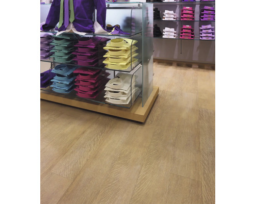 Innenaufnahme eines Bekleidungsgeschäfts mit Holzboden und Kleiderständern