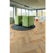 Büro mit Fischgrätenmuster Boden, Besprechungsraum und Arbeitsplätzen.