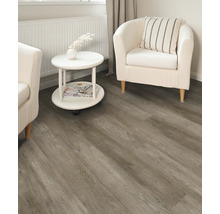 Innenraum mit hellgrauem Vinylboden, Sessel und Beistelltisch