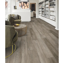 Innenraum mit Vinylboden in Holzoptik, Sessel und Tisch