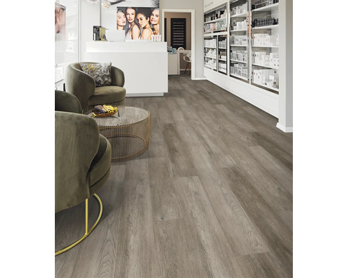 Innenraum mit Vinylboden in Holzoptik, Sessel und Tisch