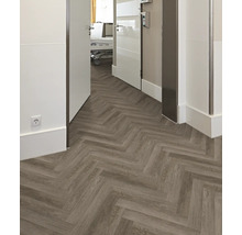 Innenraum mit Fischgrätenmuster Boden und Türen