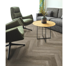 Wohnzimmer mit grauem Sofa, zwei grünen Sesseln und Tisch auf Fischgrätparkett