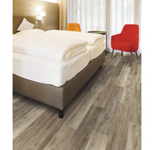 Schlafzimmer mit Doppelbett und Vinylboden in Holzoptik