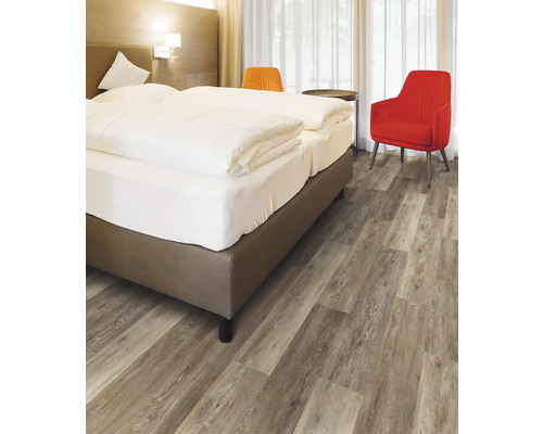 Schlafzimmer mit Doppelbett und Vinylboden in Holzoptik
