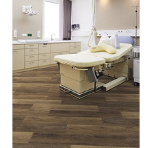 Behandlungsraum mit medizinischer Liege und Holzoptik-Boden