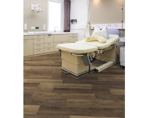 Behandlungsraum mit medizinischer Liege und Holzoptik-Boden