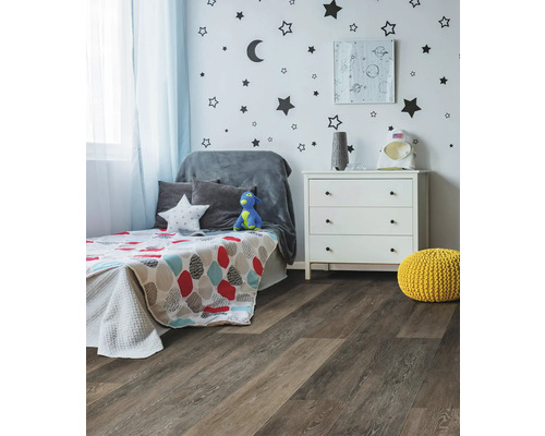 Kinderzimmer mit Bett, Kommode und Wanddekoration