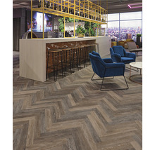 Innenraum mit Fischgrätparkett, Bar und Sitzgelegenheiten