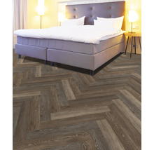 Schlafzimmer mit Doppelbett und Bodenbelag in Fischgrätmuster