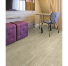 Heller Raum mit Holzboden, zwei Hockern, Tisch und Stuhl