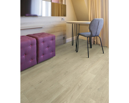 Heller Raum mit Holzboden, zwei Hockern, Tisch und Stuhl