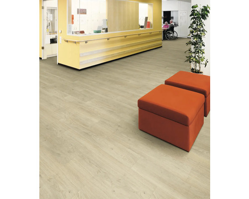 Büro mit hellem Holzboden und orangefarbenen Hockern