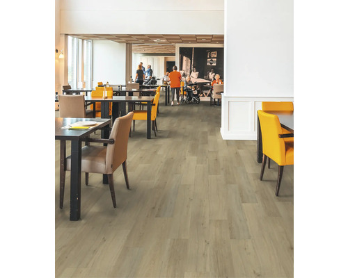 Restaurant mit Tischen, Stühlen und hellem Holzboden.
