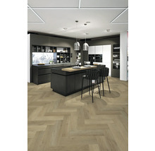 Moderne Küche mit Kochinsel, Barhockern und hellem Parkettboden im Fischgrätmuster.