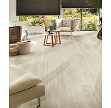 Heller Wohnraum mit Bodenbelag in Holzoptik, Sitzmöbeln und Blick in den Garten