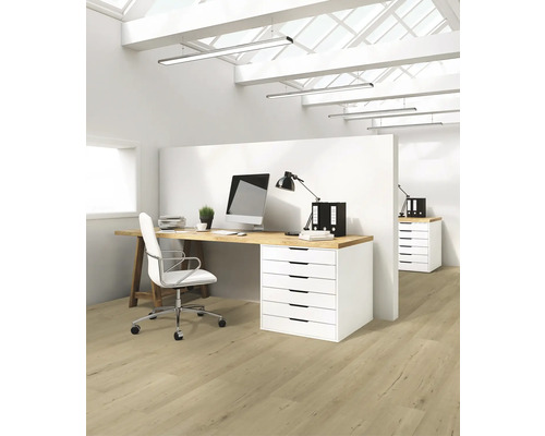 Helles Büro mit Schreibtisch, Bürostuhl, Kommode und Oberlicht