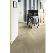 Einrichtung mit einem hellen Holzboden in Fischgrätmuster, einem Schreibtisch und einem Stuhl.