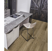 Küchenszene mit Kücheninsel, Barhocker und Holzboden