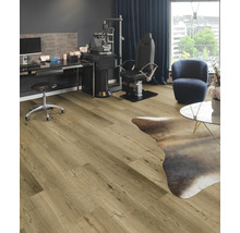 Heller Raum mit Laminatboden in Holzoptik, Untersuchungsstuhl und Schreibtisch