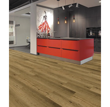 Moderne Küche mit Holzboden, roter Kücheninsel und stilvoller Dekoration